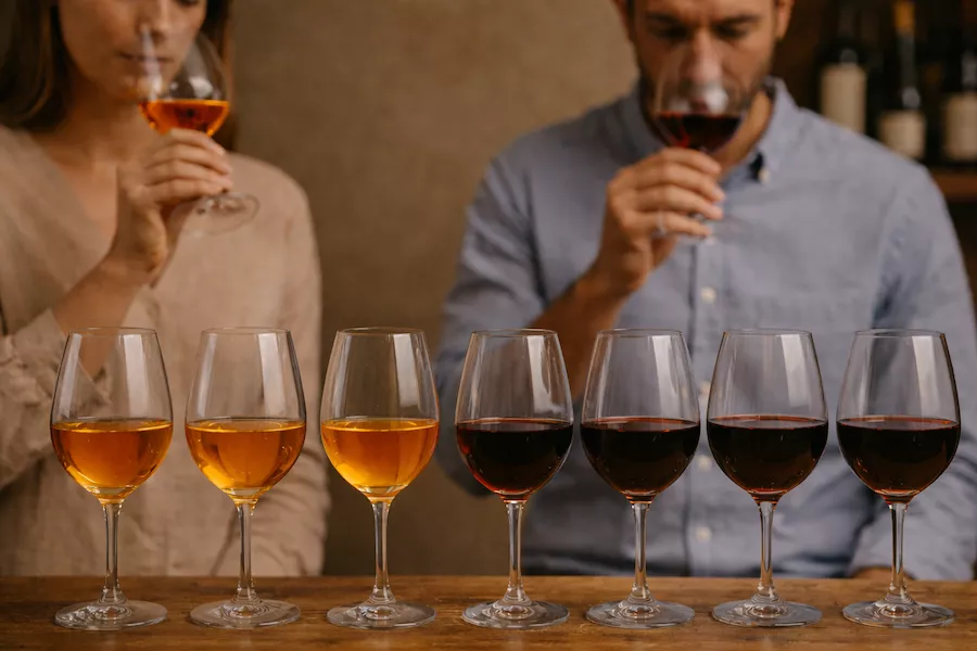 “Vinprovning med vinglas fyllda av naturvin och klassiska bordeauxviner – jämförelse av olika vinstilar med fokus på smak, doft och vinupplevelse”